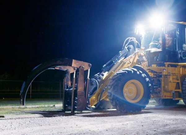 Grote LED-Leuchten auf einem Gabelstapler bei Nacht