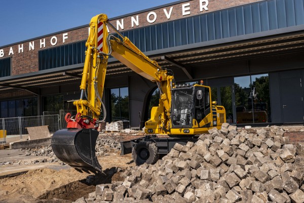 Komatsu with Grote Trilliant LED lights at a work site