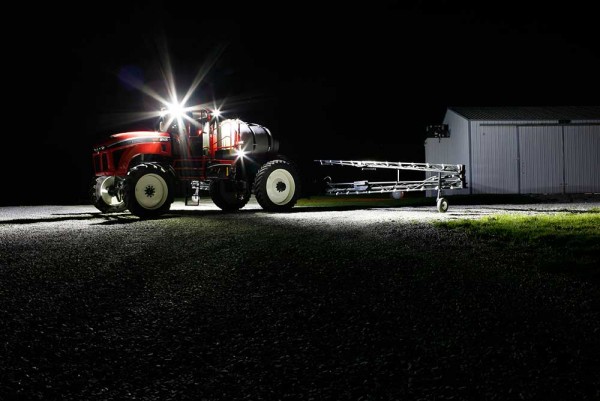 Lumières Grote sur un pulvérisateur autotracté Apache AS1025