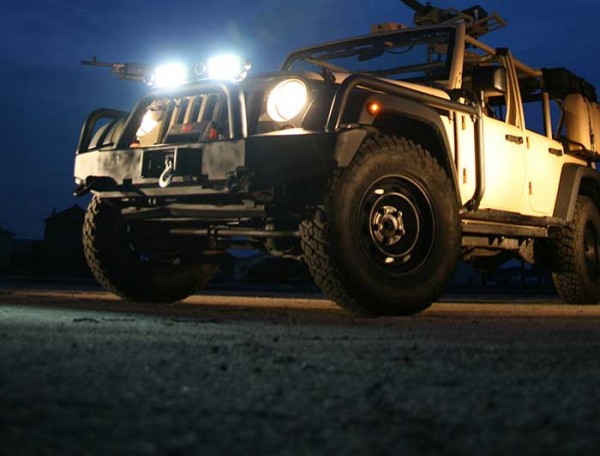 Grote LED-Leuchten an der Vorderseite eines Jeeps bei Nacht