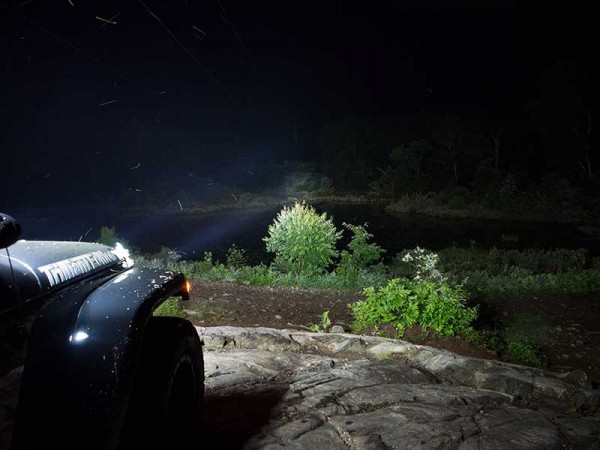 LED-Leuchten von Grote an einem Jeep bei Nacht