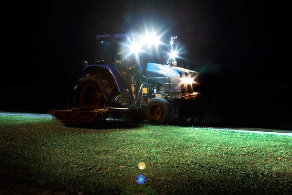 LED-Leuchten von Grote an einem Traktor bei Nacht