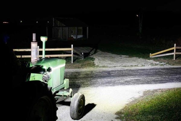 Grote-Leuchten an einem Traktor bei Nacht