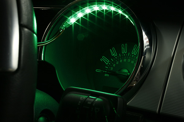 Tira LightForm verde sobre el velocímetro de un coche