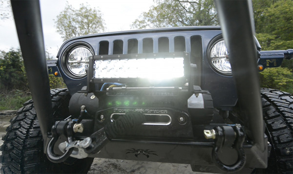 Jeep mit LED-Lichtleiste und Frontscheinwerfern von Grote