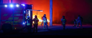 Rettungsdienstpersonal und Feuerwehrfahrzeuge