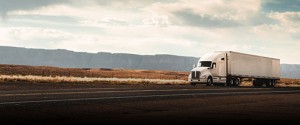 Camion lourd roulant sur l'autoroute